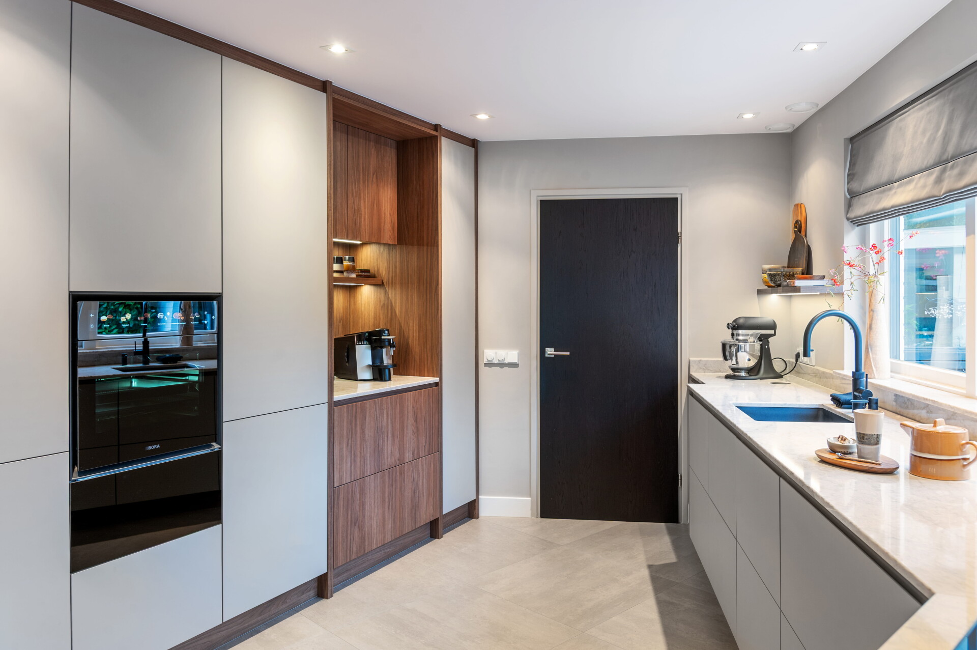 Leefkeuken modern walnoot zandkleur homeaccent koffiehoek opbergruimte