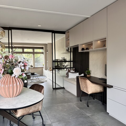 werkplek=speelhoek-opbergruimte-kast-op-maat-homeaccent-lange-kastenwand